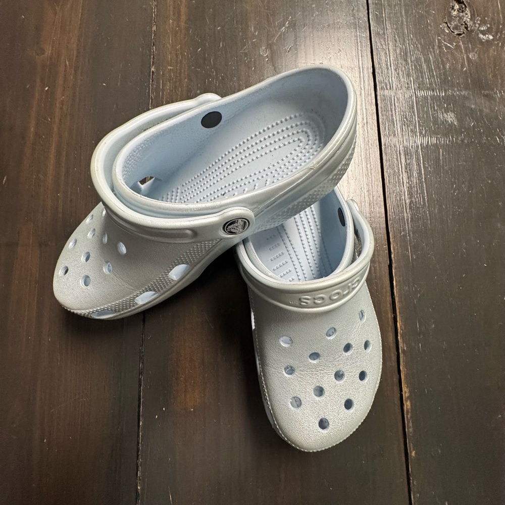 CROCS Classic Clog in Light Gray/White